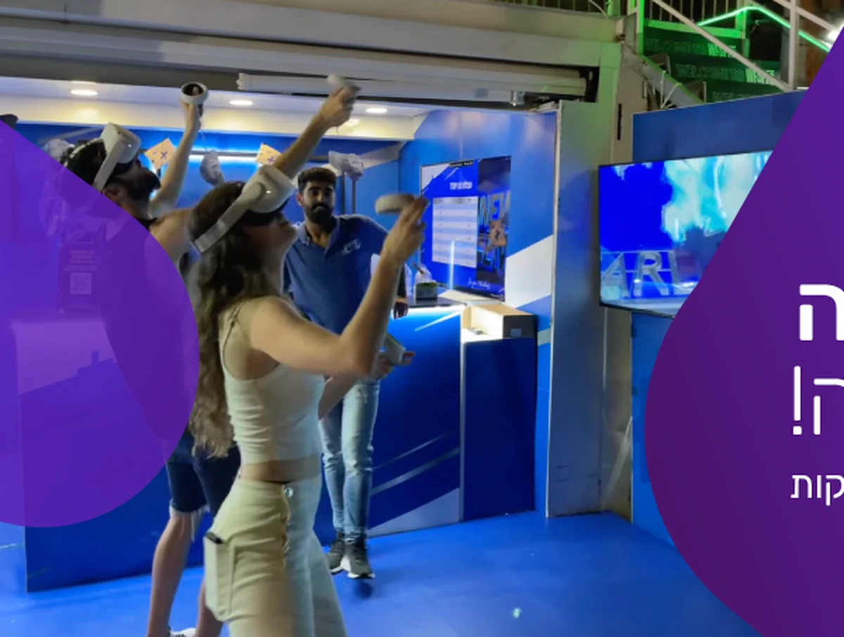 משתתפים מפעילים עמדה אינטראקטיבית של ASV על מסכי ענק בכנס עסקי